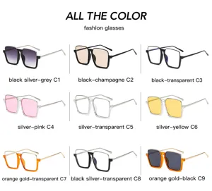 Lunettes de soleil carrees tendance avec plusieurs options de couleur et design chic.