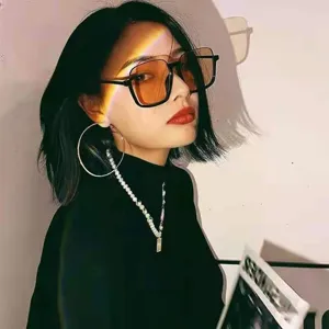 Lunettes de soleil carrées chic pour femmes, monture oversize élégante avec verres tendance.
