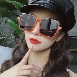 Lunettes de soleil carrées tendance pour femmes, grande monture contour orange style rétro chic.