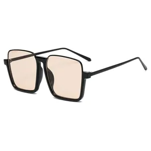 Lunettes de soleil carrées oversize pour femmes et hommes, monture noire et verres tendance.