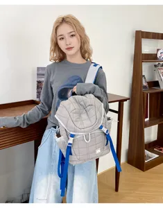 Sac à dos étudiant matelassé gris avec sangles bleues, grand sac tendance pour tous les jours.