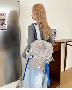 Sac à dos matelassé tendance pour étudiants, grand cartable gris avec des bretelles bleues.