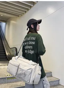 Detailansicht der großen Fitness- und Reisetasche mit praktischen Fächern und Gurten.