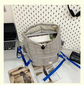 Sac à dos matelassé décontracté avec bretelles bleues, grand sac d'école pour le quotidien.