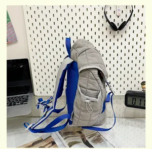 Sac à dos gris matelassé avec bretelles bleues, grand sac d'école élégant pour étudiants.