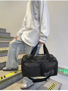 Schwarze, große Reisetasche mit vielen Fächern und stylischen Buchstaben-Printdetails.