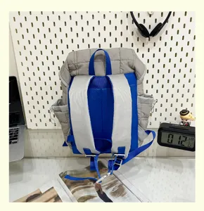 Vue détaillée du sac à dos scolaire matelassé et décontracté avec des bretelles bleues.