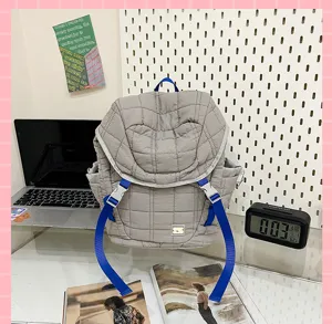 Sac à dos matelassé gris avec sangles bleues, grand sac d'école décontracté pour les étudiants.