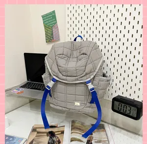 Vue détaillée du sac à dos scolaire matelassé gris tendance avec sangles bleues grande capacité