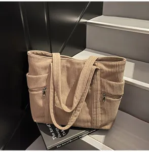 Detaillierte Ansicht der braunen Cord Shopper Tasche mit grossen Seitentaschen und Henkel.