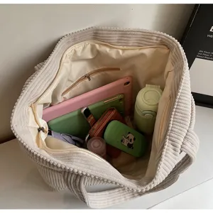 Detailansicht des beige Kord-Shoppers zeigt das grosse Innenvolumen und gute Organisation.