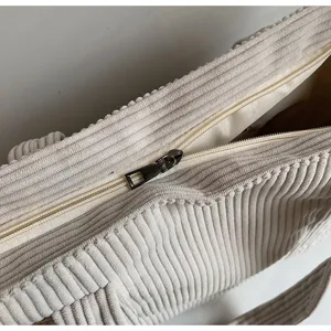 Kord Shopper Detailaufnahme mit glattem Reißverschluss und weicher strukturierter Stoffoberfläche.