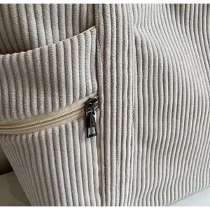 Kordtasche Detail Nahaufnahme mit weicher Stoffstruktur und langlebiger Metalltasche.