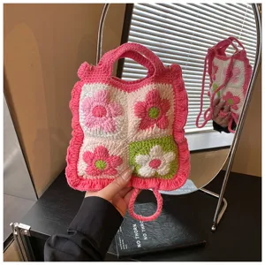 Borsa a mano in crochet con fiori colorati, elegante borsa quadrata bicolore molto chic.