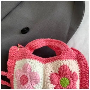 Dettaglio borsa a tracolla floreale all'uncinetto, carina borsa in maglia rosa per donne stile.