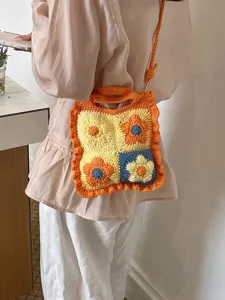 Borsa a tracolla quadrata a fiori all'uncinetto fatta a mano, borsa carina donna colorata.