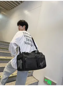 Detailansicht der stylischen Reisetasche mit trendigen Buchstaben und praktischen Fächern.
