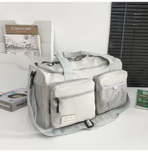 Detailansicht der grauen Reisetasche mit großem Fassungsvermögen und praktischen Fächern.