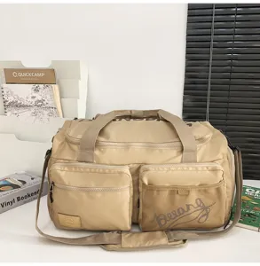 Detailaufnahme der khaki Reisetasche Sporttasche mit Vordertaschen und Netztasche.