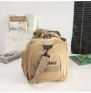 Beigefarbene große Reisetasche für Outdoor Fitness Sport und Freizeit im Alltag tragbar.
