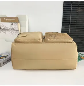 Große khakifarbene Reisetasche mit mehreren Fächern und Netztasche für Outdoor Fitness