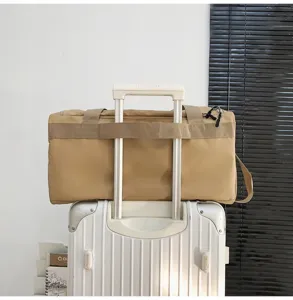 Khakifarbene Reisetasche mit Kofferband, große Kapazität Fitness Sporttasche für Outdoor-Reisen.