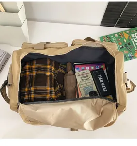 Reisetasche Detailansicht mit grossem Fassungsvermoegen und praktischen Faechern.