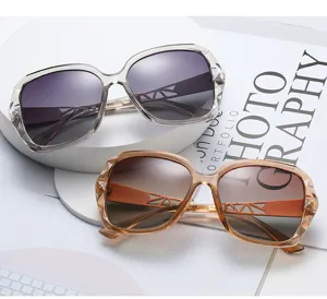 Lunettes de soleil polarisées oversize pour femmes élégantes avec branches géométriques.