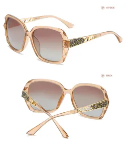 Lunettes de soleil polarisees pour femme avec degrade et branches strass elegans.