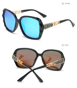 Vue de détail de lunettes de soleil polarisées pour femmes, monture géométrique strass.