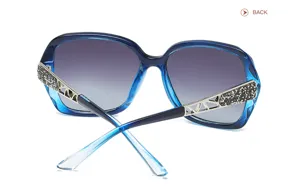 Lunettes de soleil polarisées pour femmes dégradé bleu et branches strass détail.