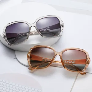 Femme lunettes de soleil polarisées grand cadre verres dégradés mode protection UV