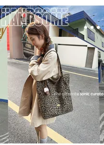 2025 Herbst neue doppelseitige Leo-Muster Schultertasche, japanische große Damentasche.