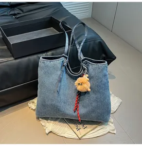 Vintage φθαρμένη τσάντα denim γυναικεία, μεγάλη χωρητικότητα casual τσάντα ώμου με χνουδωτό γούρι.
