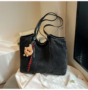 Vintage τσάντα shopper από denim για γυναίκες, μεγάλη τσάντα ώμου με χαριτωμένο αρκουδάκι.