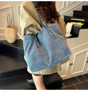 Λεπτομερής εικόνα της vintage τσάντα denim tote, μεγάλη χωρητικότητα για καθημερινή χρήση.