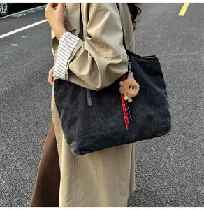Λεπτομέρεια τσάντας shopper από vintage ξεβαμμένο denim, μεγάλη τσάντα ώμου με αρκουδάκι.