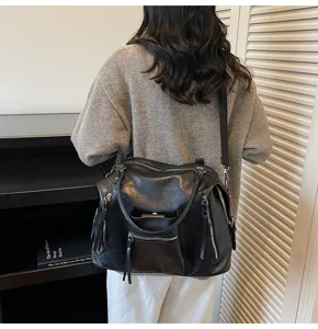 Gedetailleerd overzicht van de grote vintage PU lederen schouder en crossbody tas.