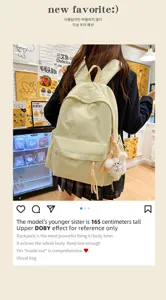 Vista detallada de una mochila de lona amarillo claro bonita con bordado de lazo para estudiantes.