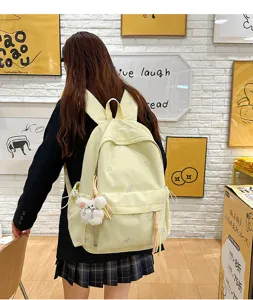 Mochila escolar de lona amarillo claro con orejas de conejo y bordado para estudiantes.