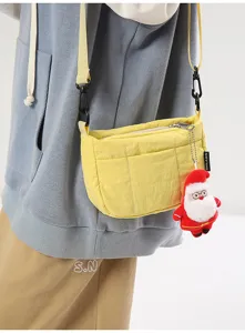 Koreanischer Stil einfache gelbe Karo Umhängetasche mit süßem Weihnachtsmann Plüschanhänger.