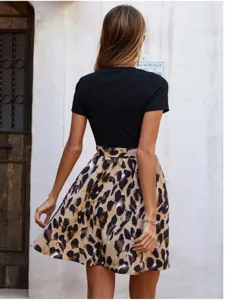 Chic robe courte à manches courtes style colorblock imprimé léopard avec ceinture élégante.