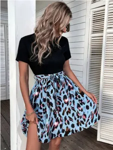 Vue détaillée d'une robe tendance pour femme imprimé léopard avec manches courtes et nœud.