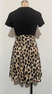 Vue arrière détail de robe courte femme haut noir manches courtes et imprimé léopard.