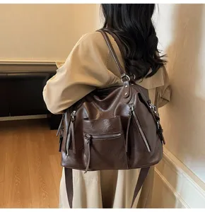 Gedetailleerd uitzicht van retro PU grote capaciteit tote tas, stijlvolle bruine schoudertas.
