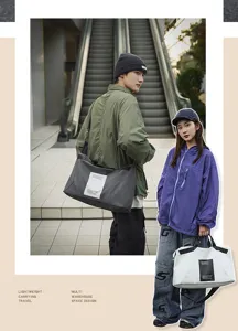 Vista detallada del bolso bandolera neutral grande, bolsa deportiva de viaje casual elegante.