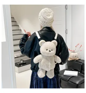 Vista dettagliata dello zaino orsetto soffice in morbido peluche con simpatico design da bambola.