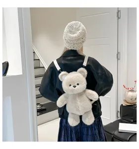 Dettaglio zaino peluche orsetto carino, design morbido con spallacci comodi per l'uso quotidiano.