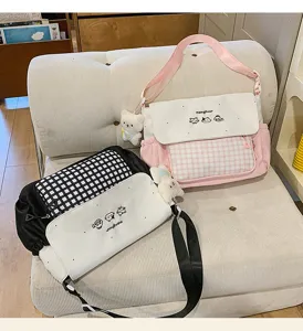 Bonito bolso bandolera de lona a cuadros para estudiantes, bolso dulce con colgante de peluche.