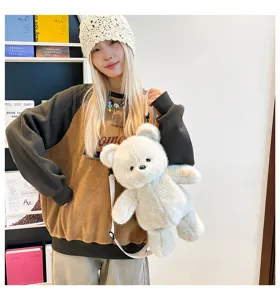 Dettaglio zaino orsetto peluche, borsa scolastica soffice animale peluche con cinghie.